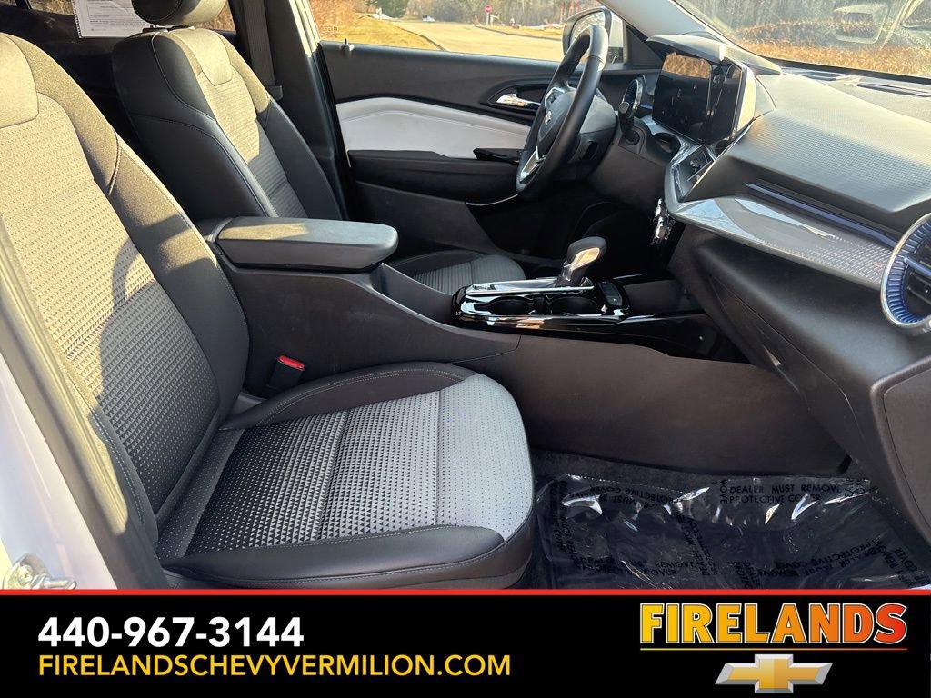 Certified 2025 Chevrolet Trax LT w/ LT Convenience Package image 27
