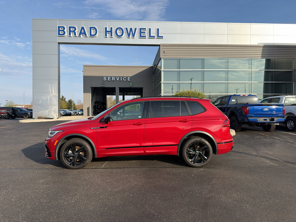Used 2024 Volkswagen Tiguan SE R-Line image 1