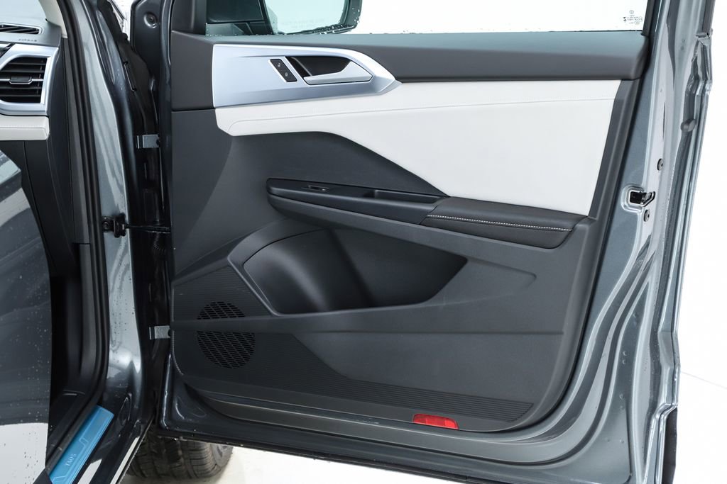 New 2026 Volkswagen Taos SE image 31