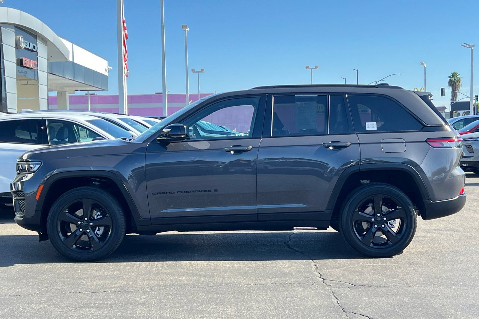 Used 2023 Jeep Grand Cherokee Altitude AWD/4WD image 7