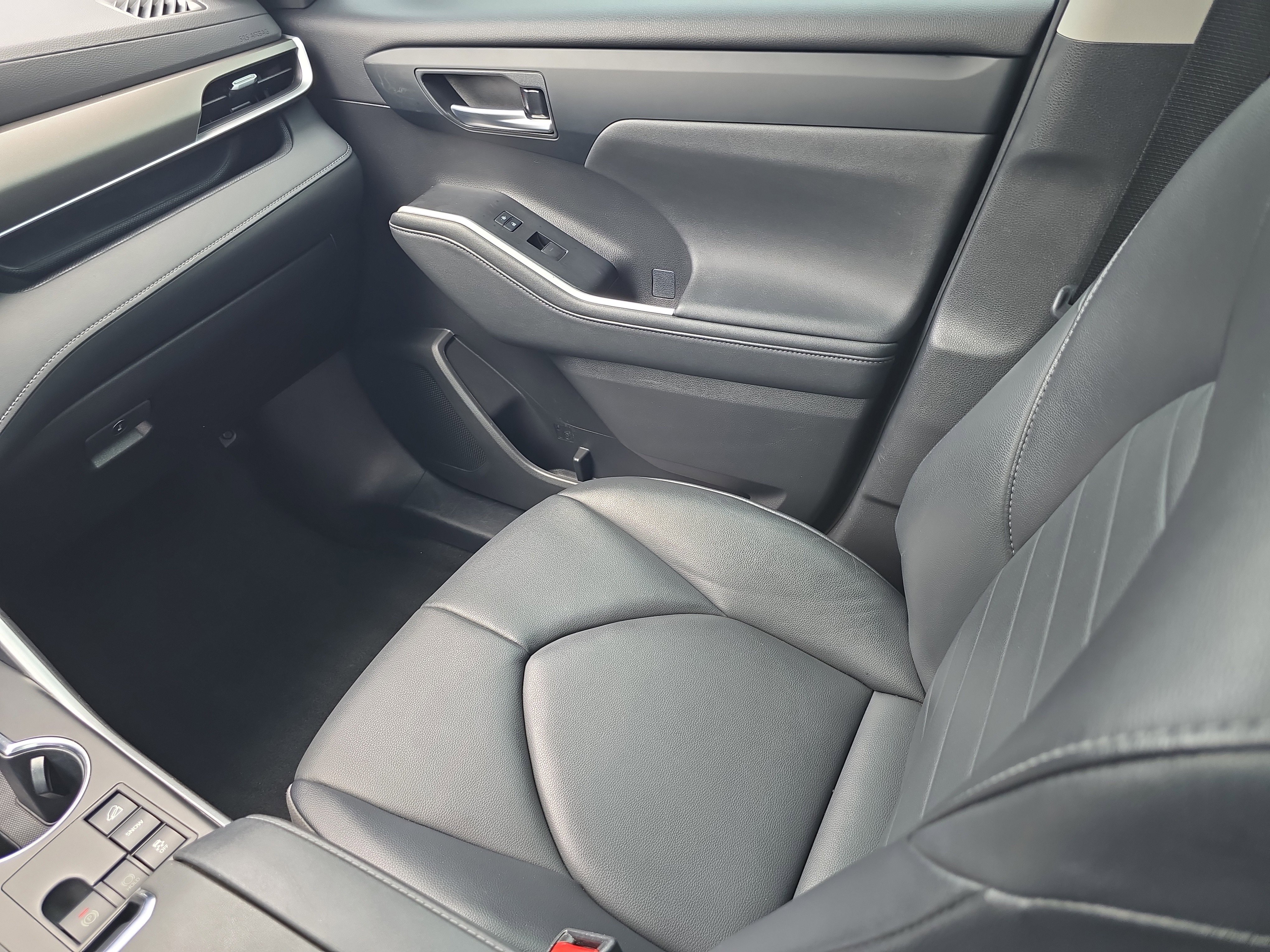 Used 2023 Toyota Highlander XLE AWD/4WD image 16