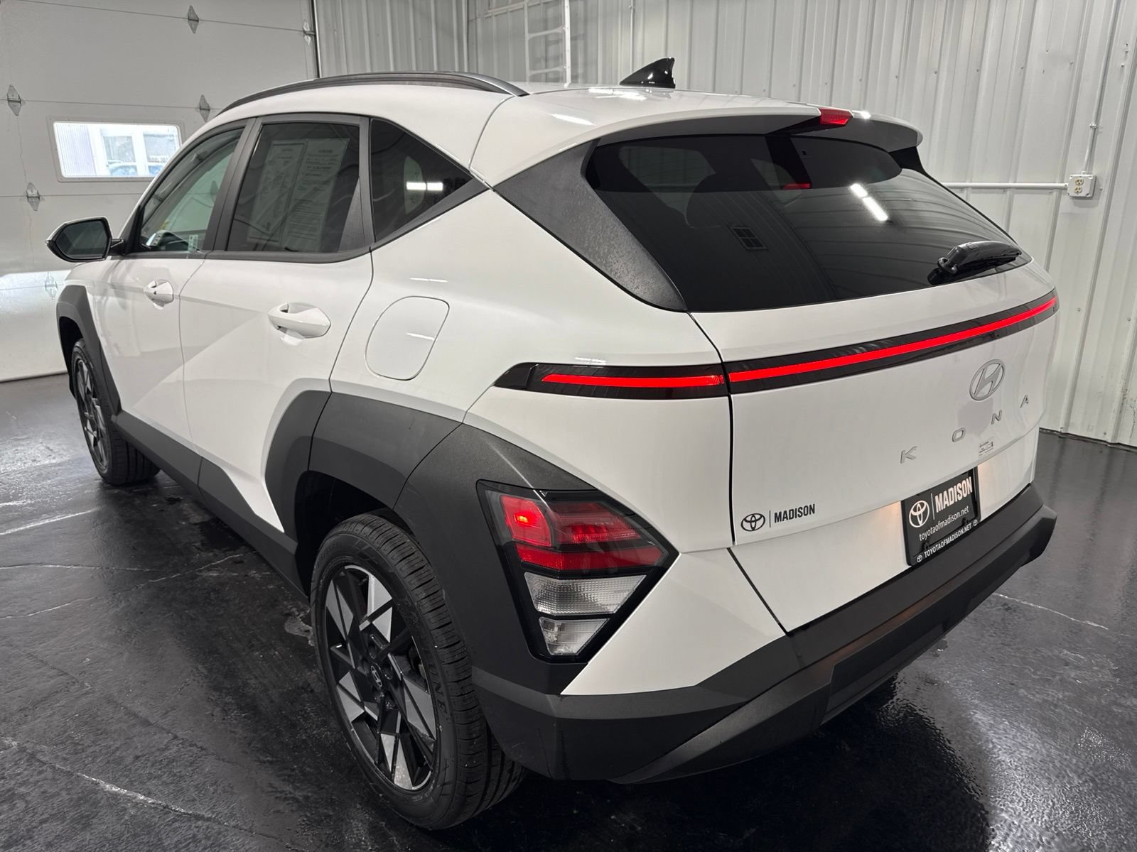 Used 2025 Hyundai Kona SEL AWD/4WD image 3