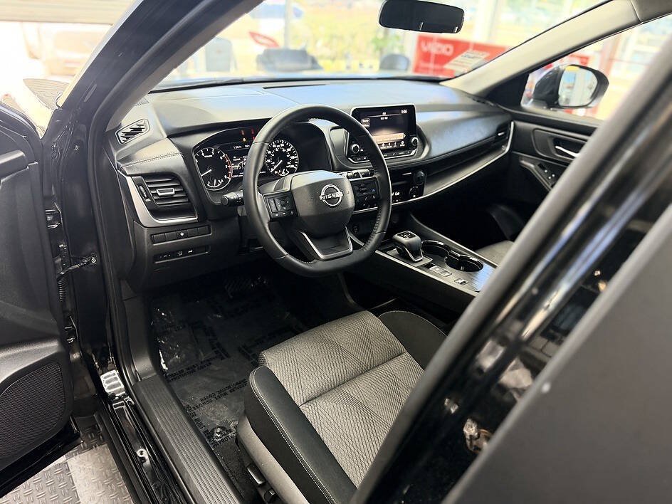 Used 2025 Nissan Rogue SV FWD image 4