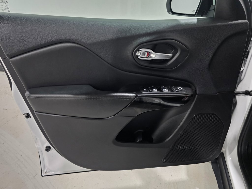 Used 2019 Jeep Cherokee Altitude image 18