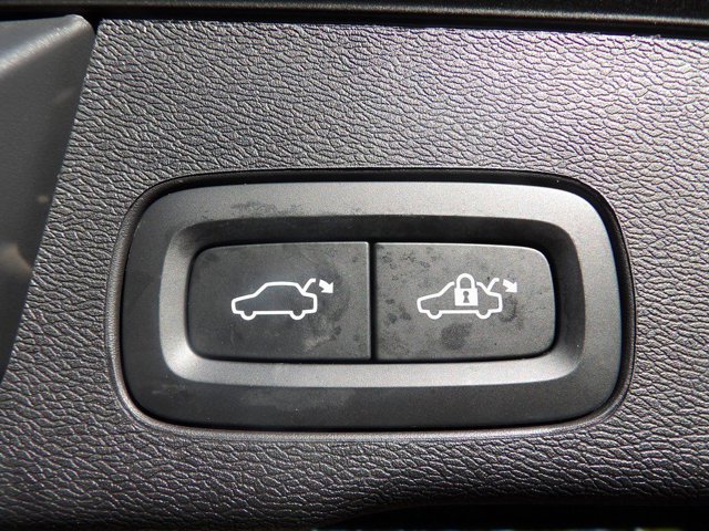 Certified 2023 Volvo XC60 B5 Ultimate w/ Climate Package image 25