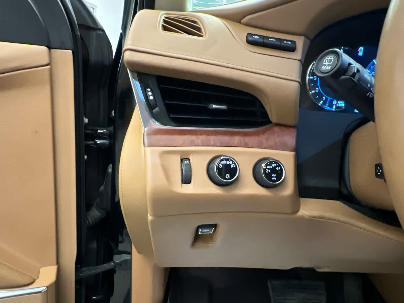 Used 2016 Cadillac Escalade ESV Platinum image 30