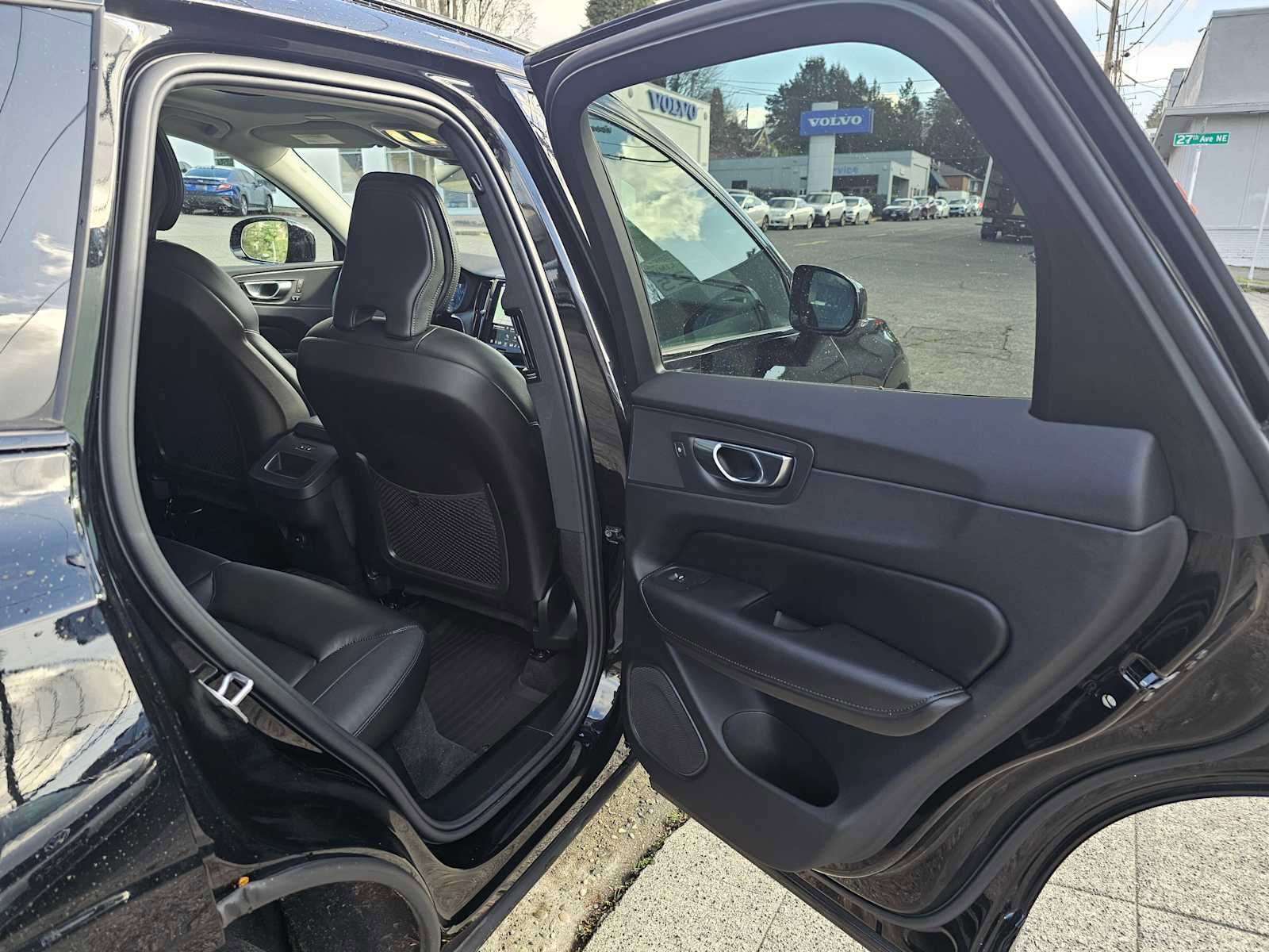 Used 2025 Volvo XC60 B5 Core w/ Protection Package Premier image 13