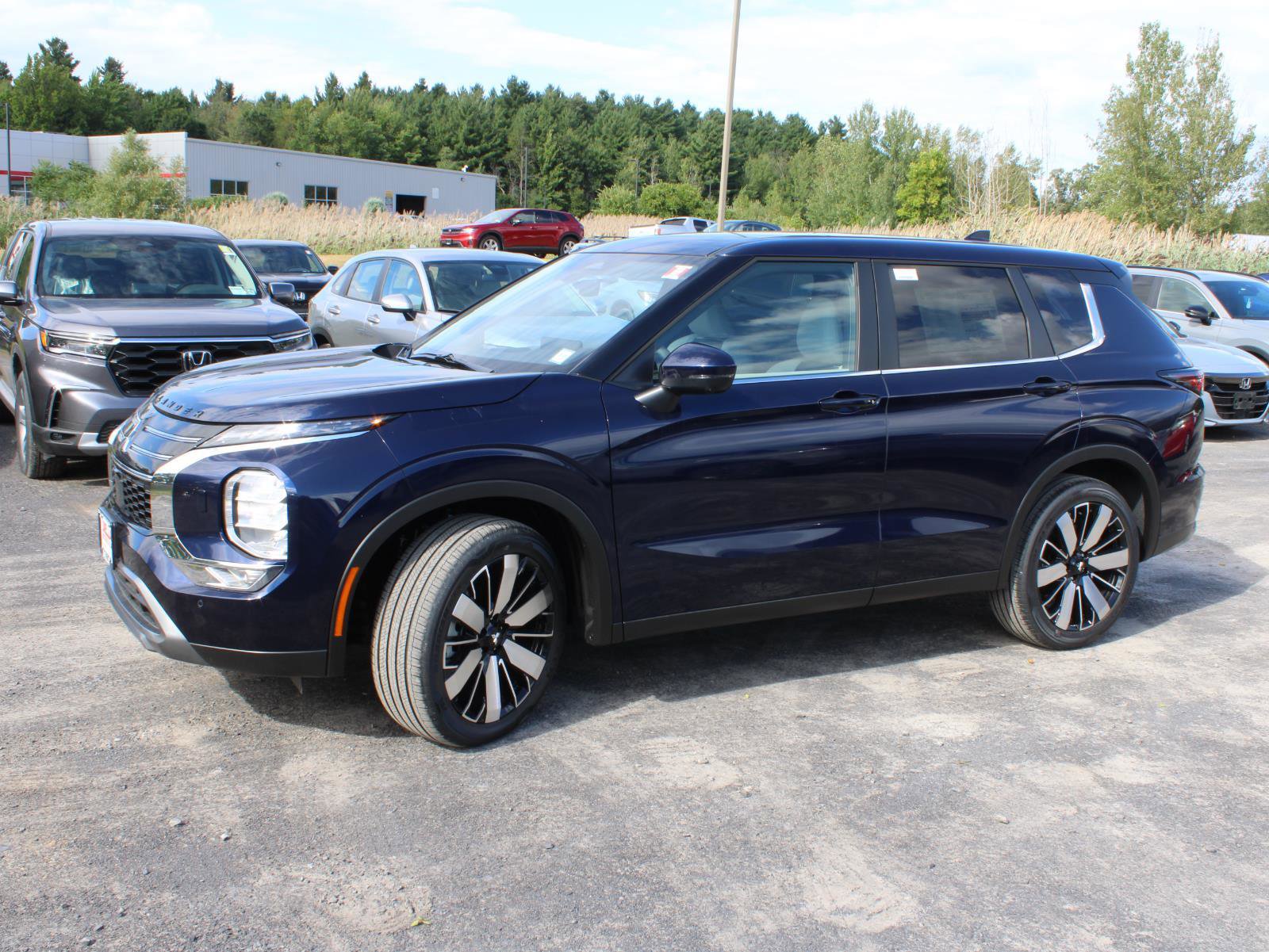 New 2025 Mitsubishi Outlander SE image 5