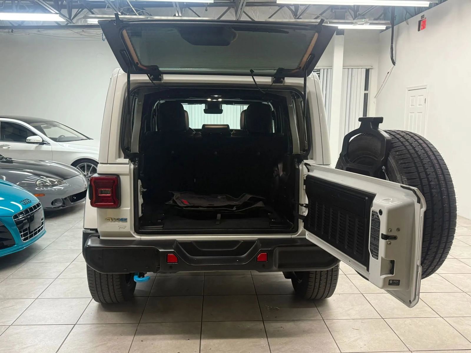 Used 2023 Jeep Wrangler Unlimited Sahara w/ Cold Weather Group image 18