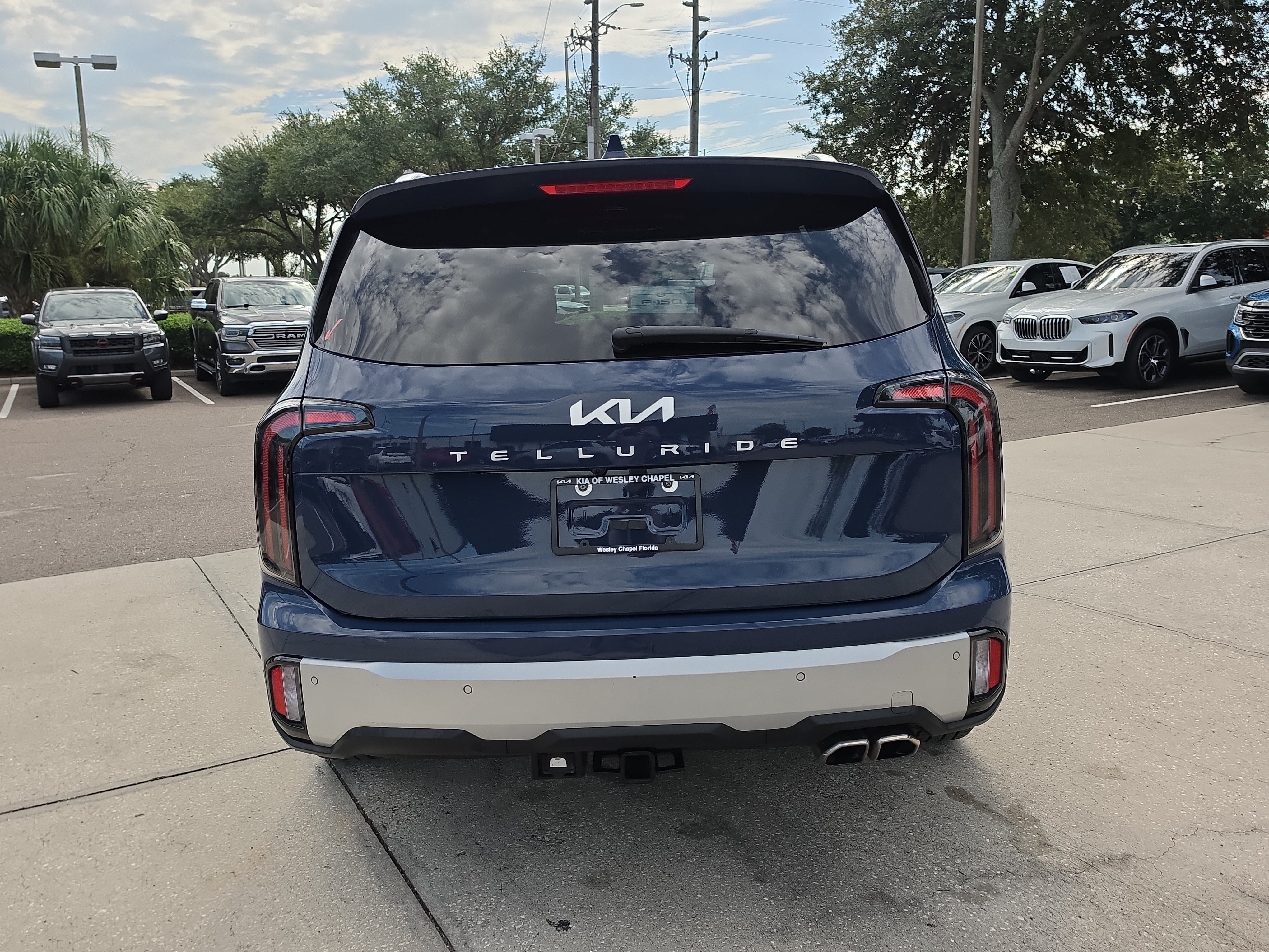 Used 2024 Kia Telluride SX w/ Towing Package FWD image 7