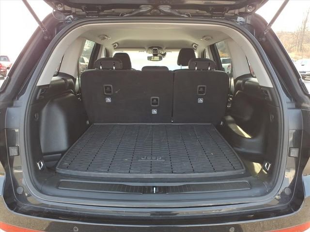 Used 2023 Jeep Grand Cherokee Laredo image 7