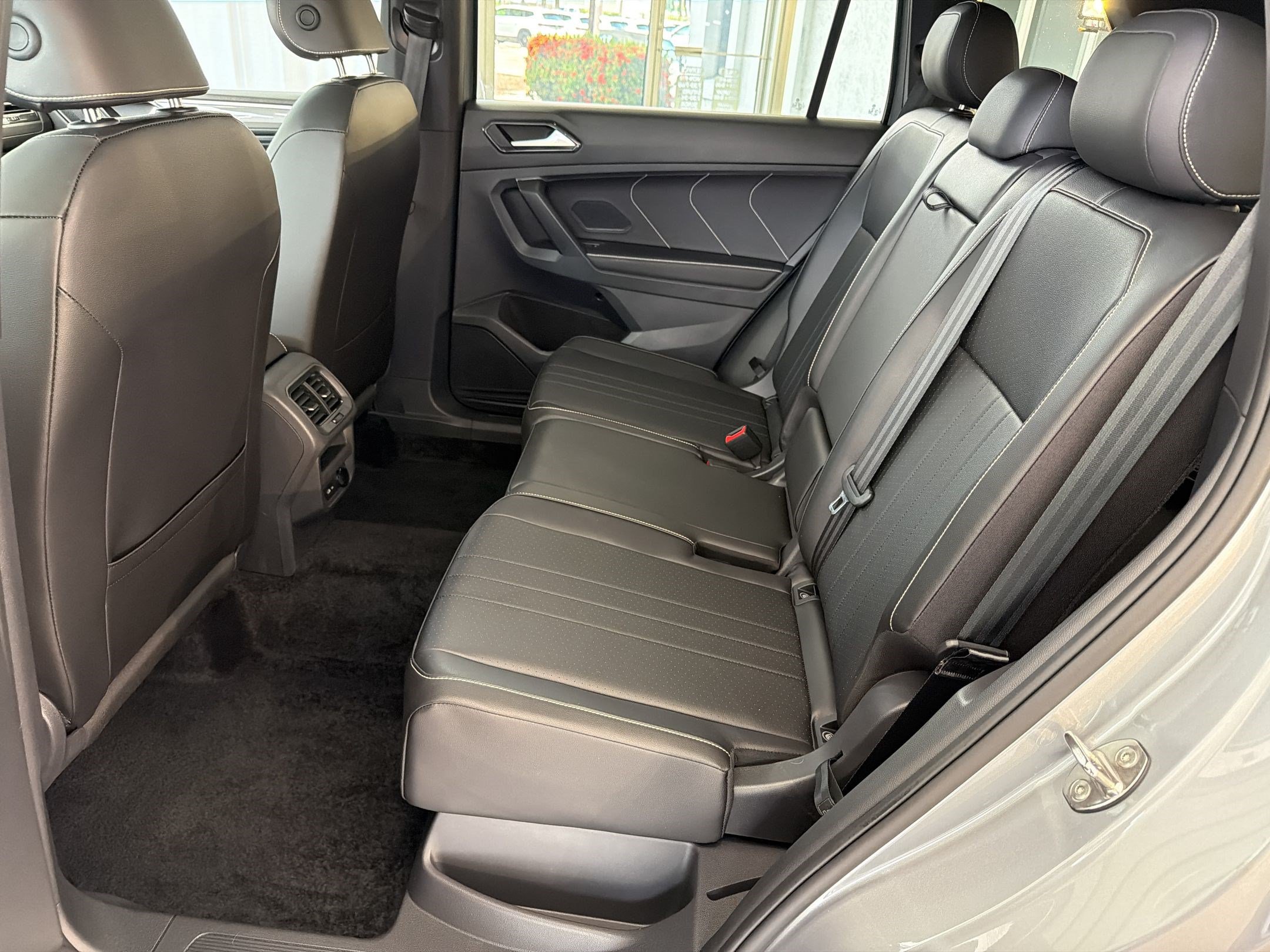 Certified 2024 Volkswagen Tiguan SE R-Line AWD/4WD image 15