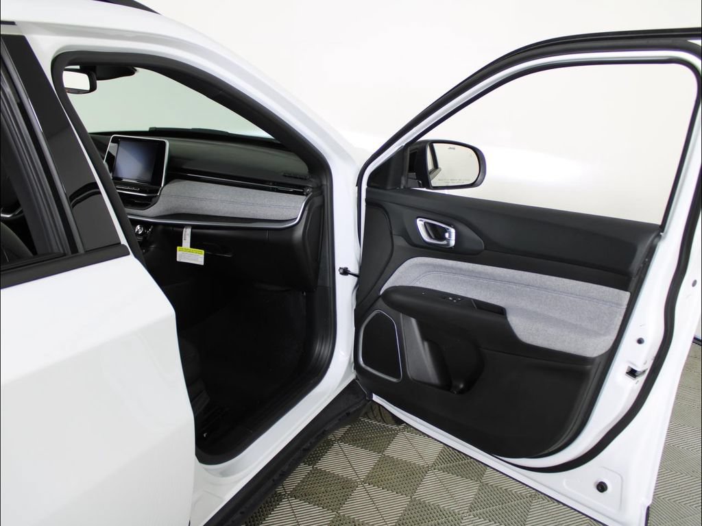 New 2025 Jeep Compass Latitude AWD/4WD image 33