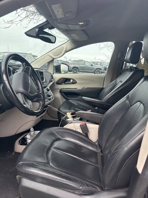 Used 2019 Chrysler Pacifica Touring-L FWD image 4