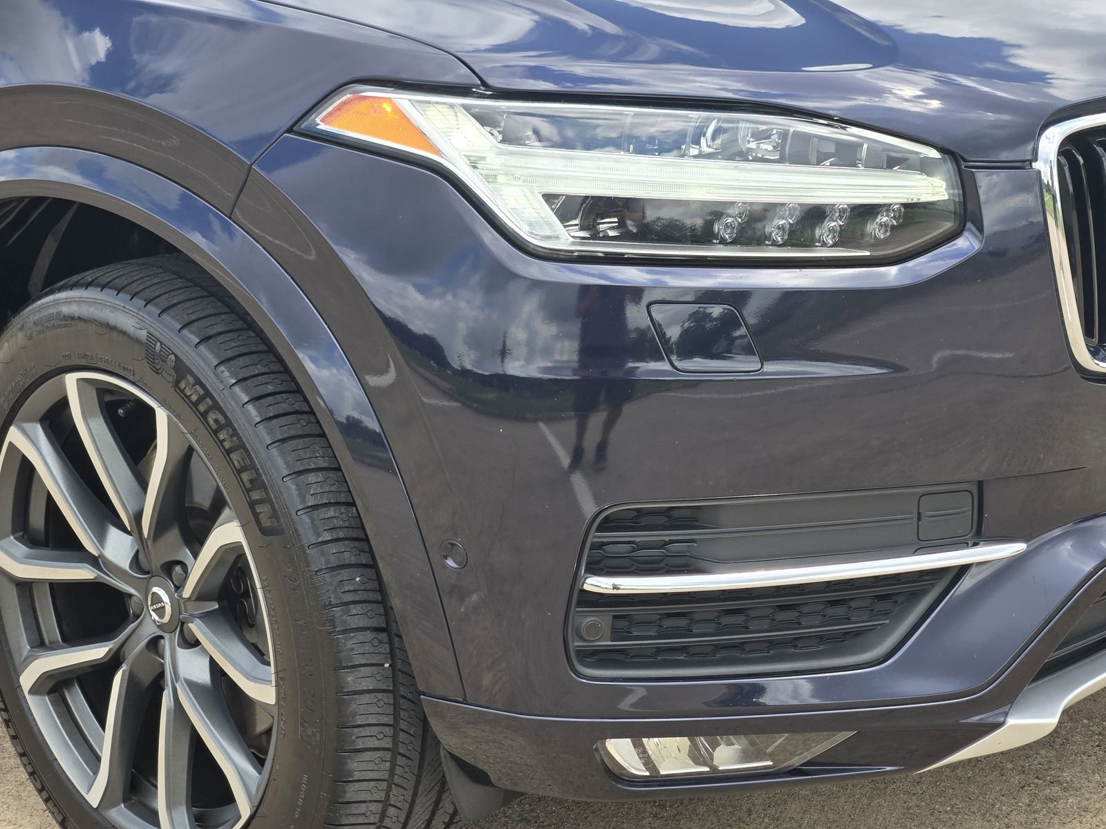 Used 2016 Volvo XC90 T6 Momentum w/ Momentum Plus Package AWD/4WD image 9