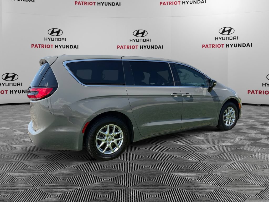 Used 2025 Chrysler Pacifica Select FWD image 3