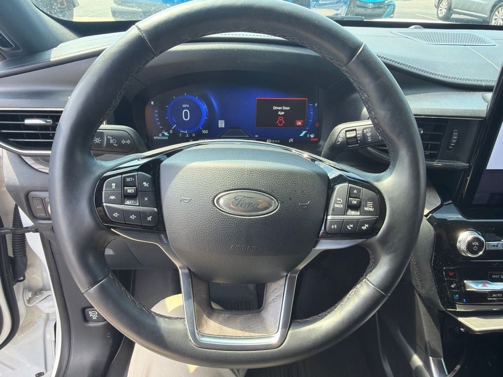 Used 2022 Ford Explorer Platinum w/ Equipment Group 601A AWD/4WD image 16