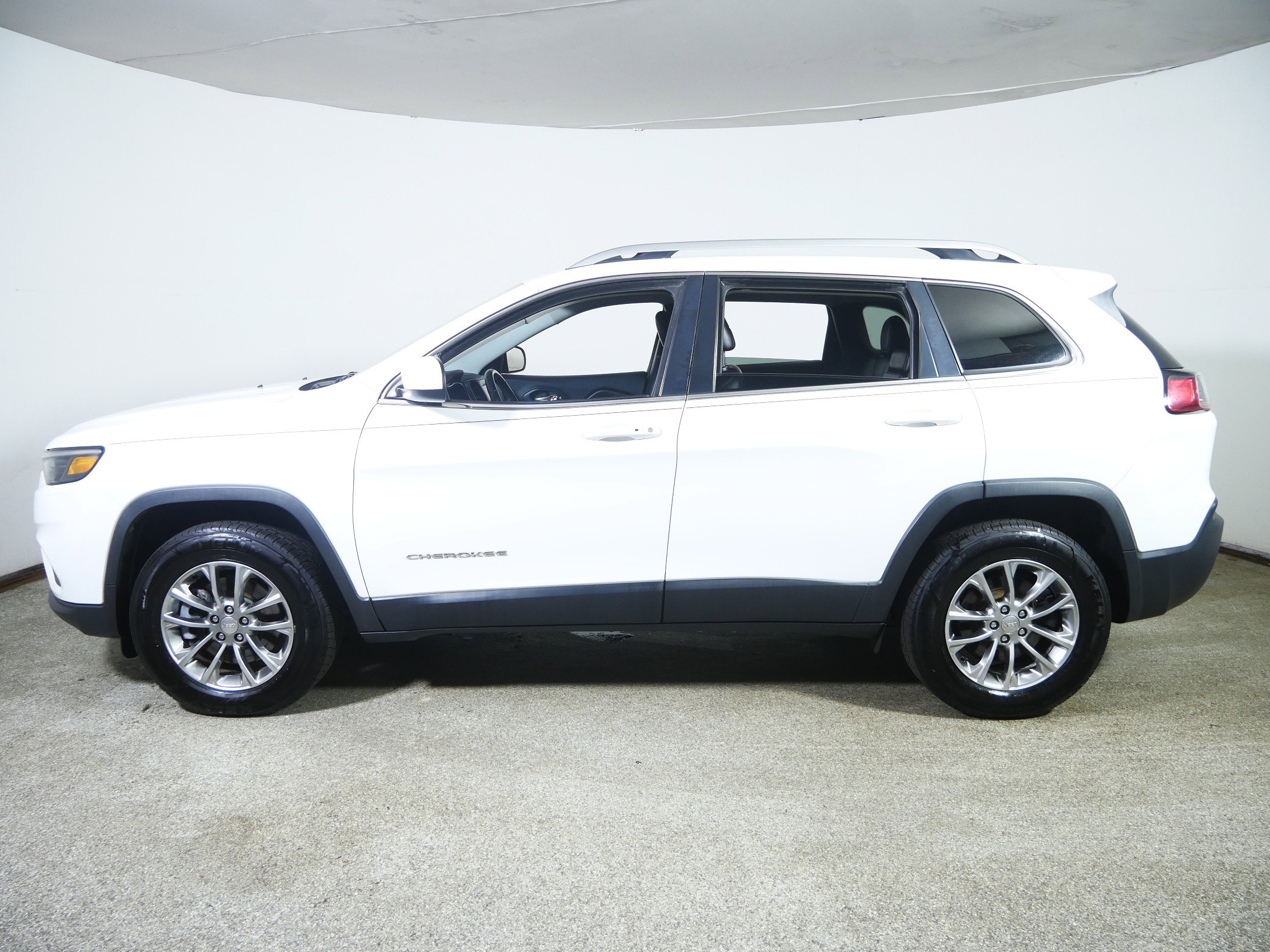 Used 2019 Jeep Cherokee Latitude Plus image 4