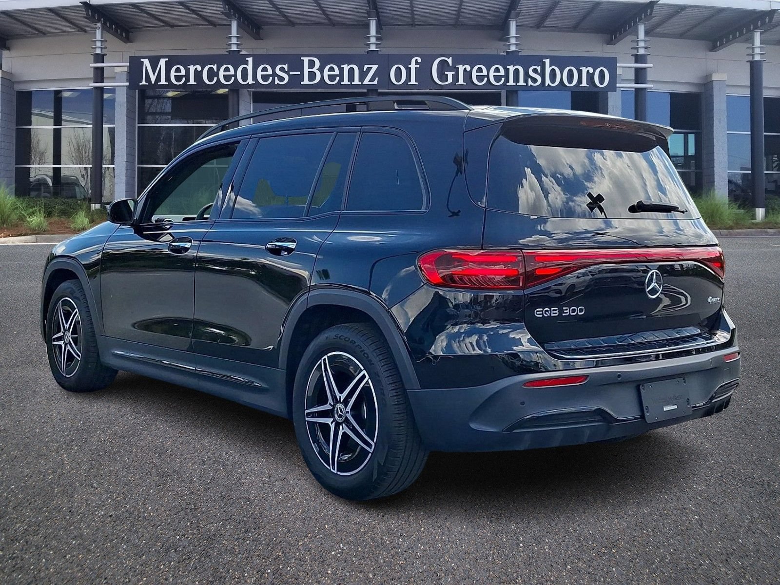 Certified 2024 Mercedes-Benz EQB 300 4MATIC image 4
