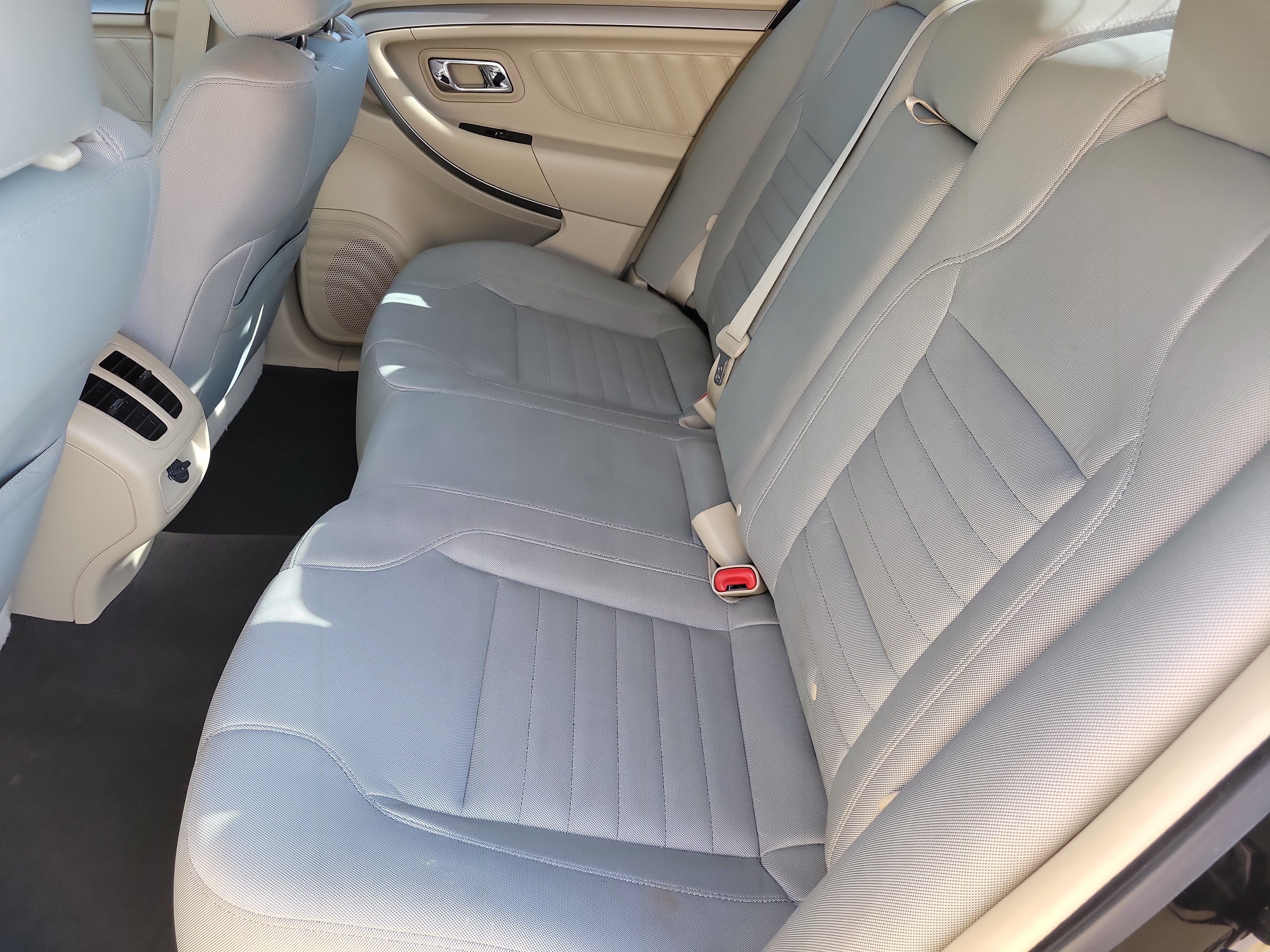 Used 2015 Ford Taurus SE FWD image 12