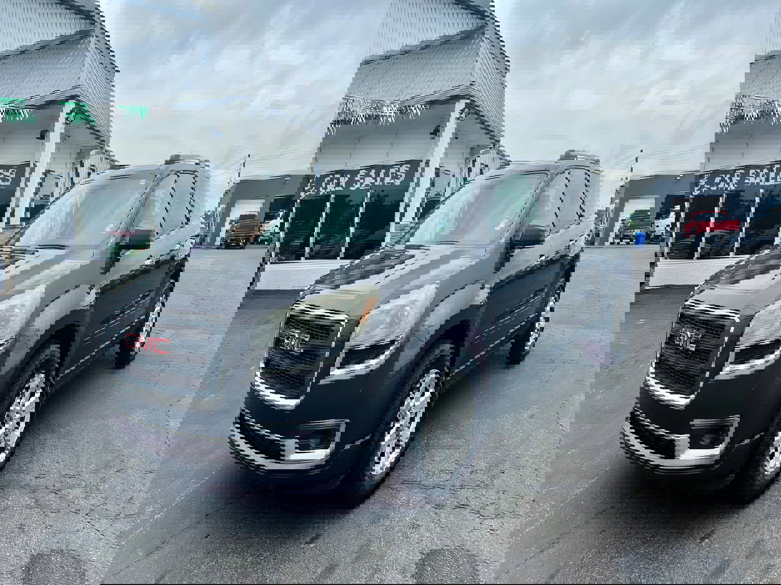 Used 2013 GMC Acadia SLE image 1