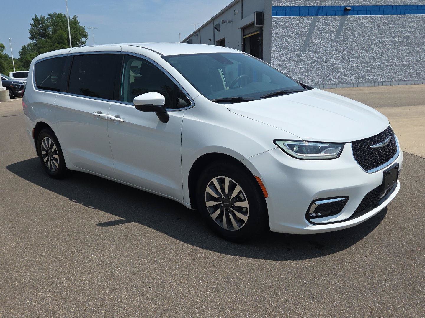 Used 2023 Chrysler Pacifica Touring-L FWD image 9