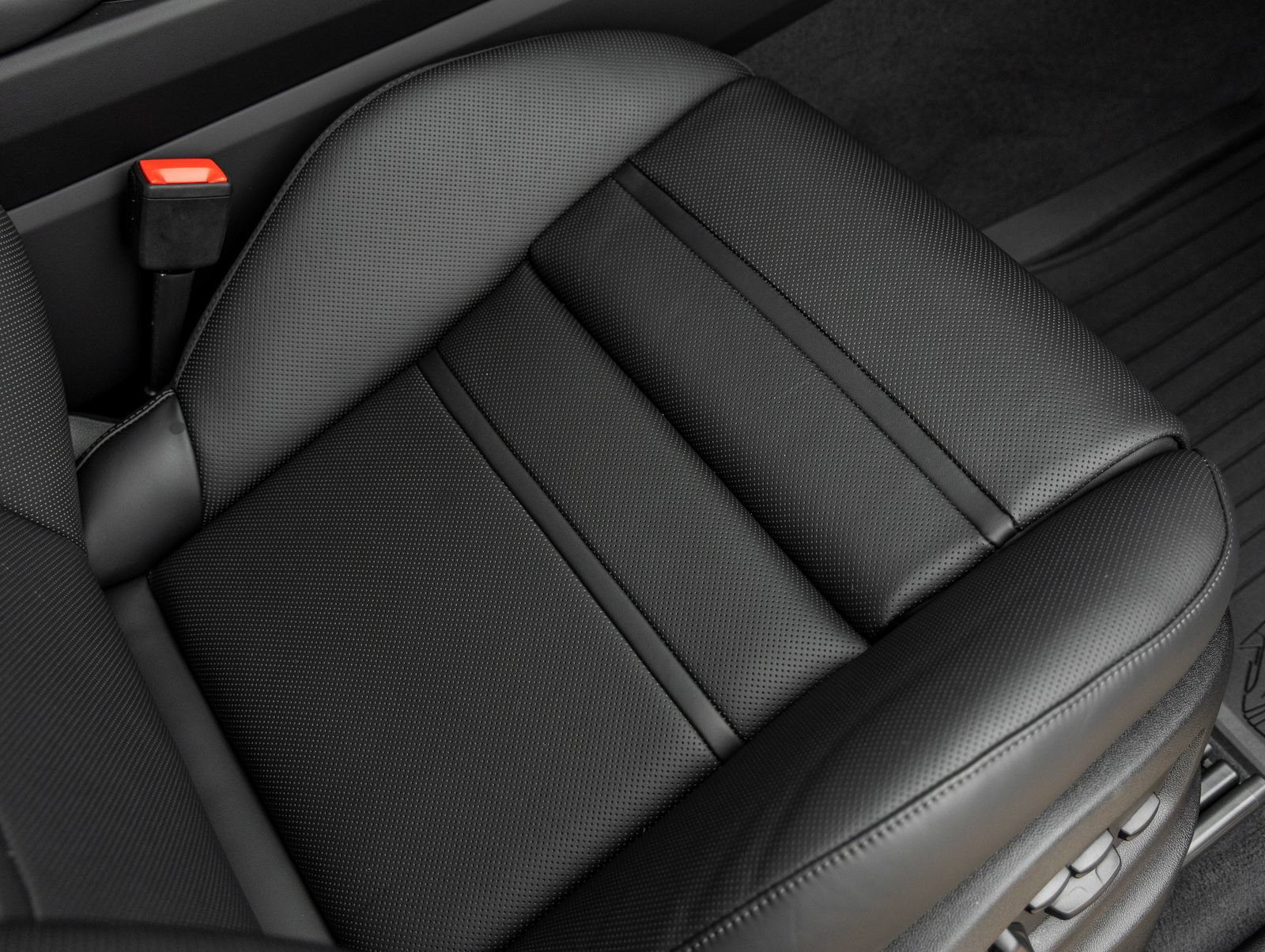 New 2025 Porsche Cayenne Turbo AWD/4WD image 43