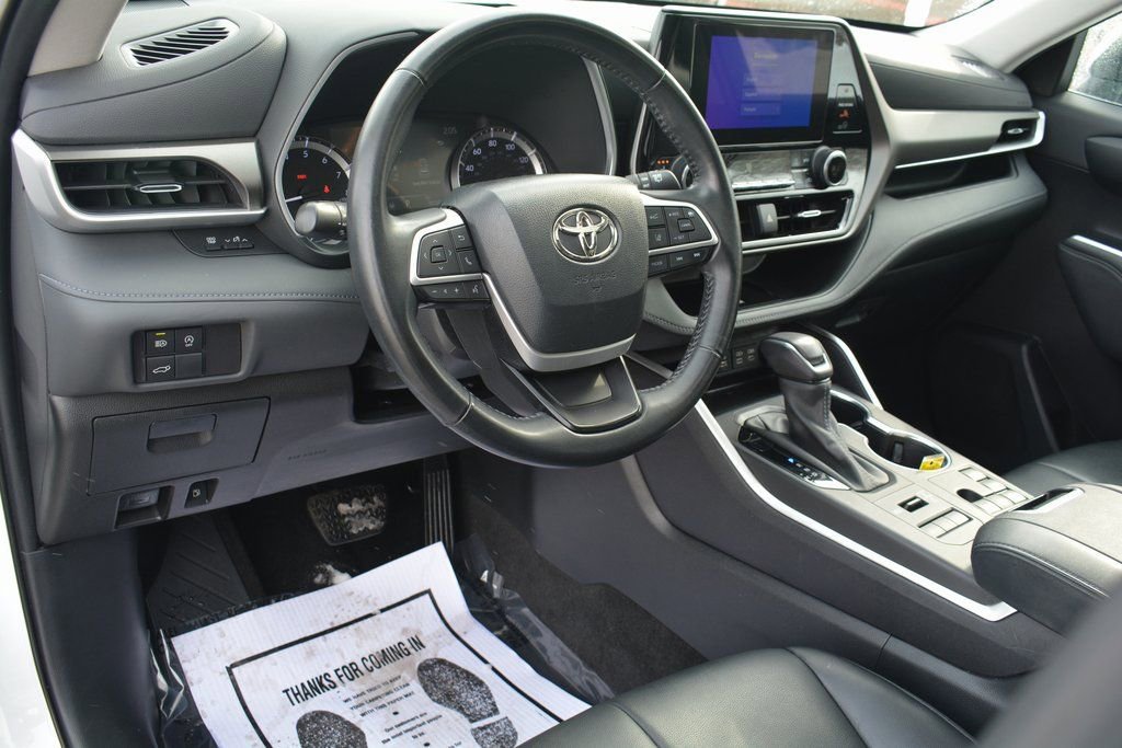 Used 2023 Toyota Highlander XLE image 11