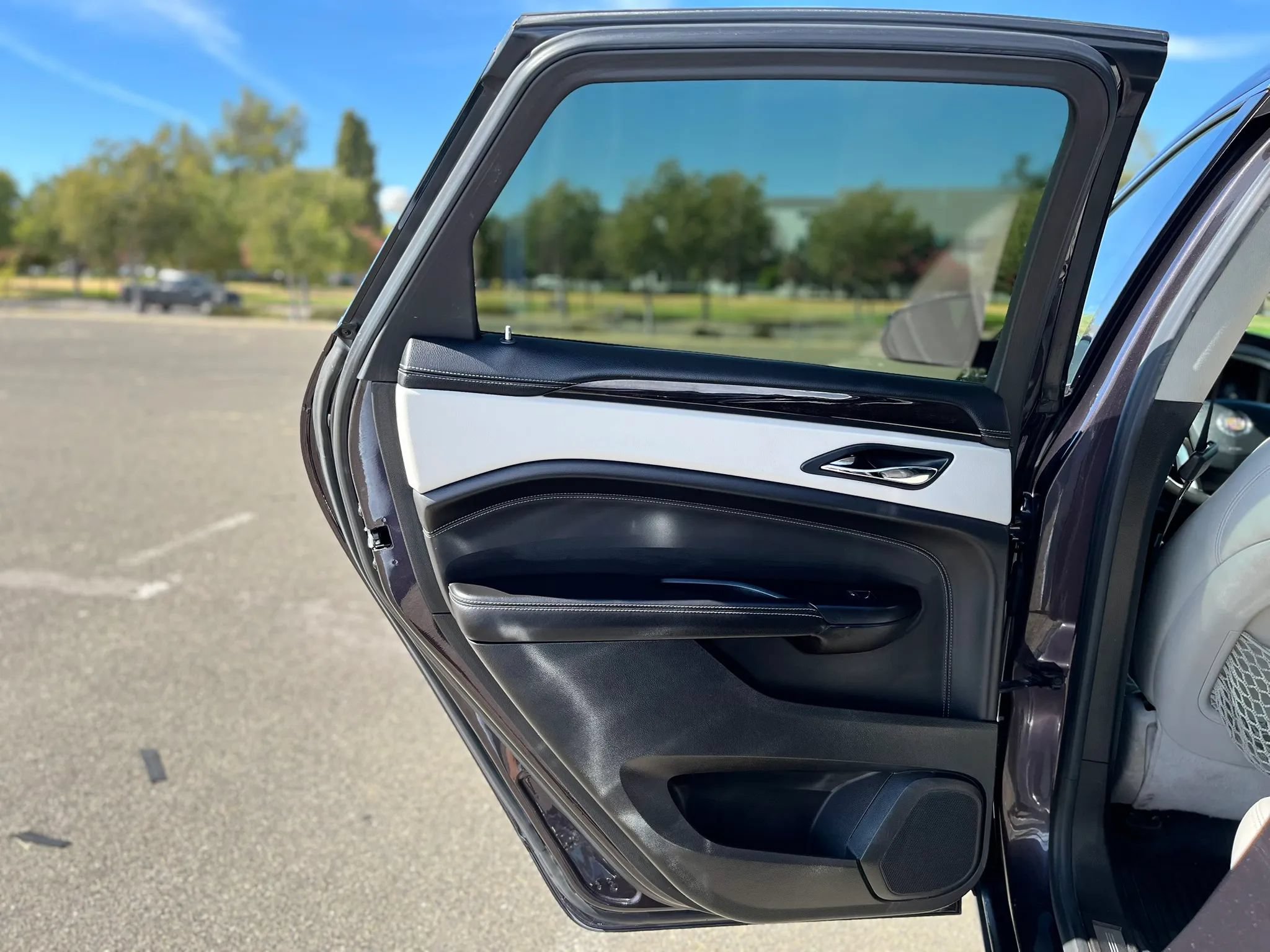 Used 2015 Cadillac SRX Luxury w/ Driver Awareness Package FWD image 11