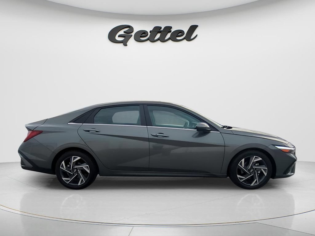 Used 2025 Hyundai Elantra SEL FWD image 4