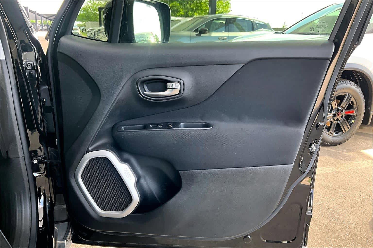 Used 2018 Jeep Renegade Latitude w/ Popular Equipment Group FWD image 22