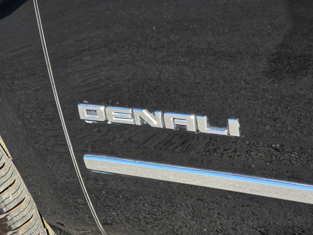 Used 2019 GMC Yukon Denali w/ Denali Ultimate Black Edition AWD/4WD image 13