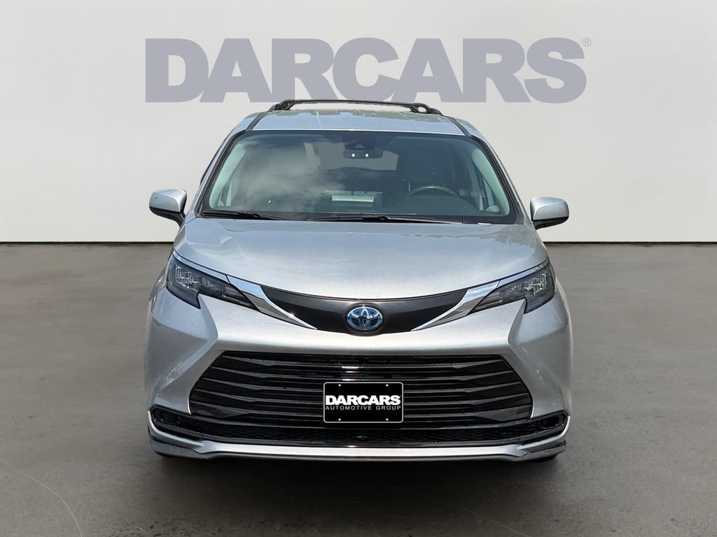 Used 2024 Toyota Sienna LE FWD image 2