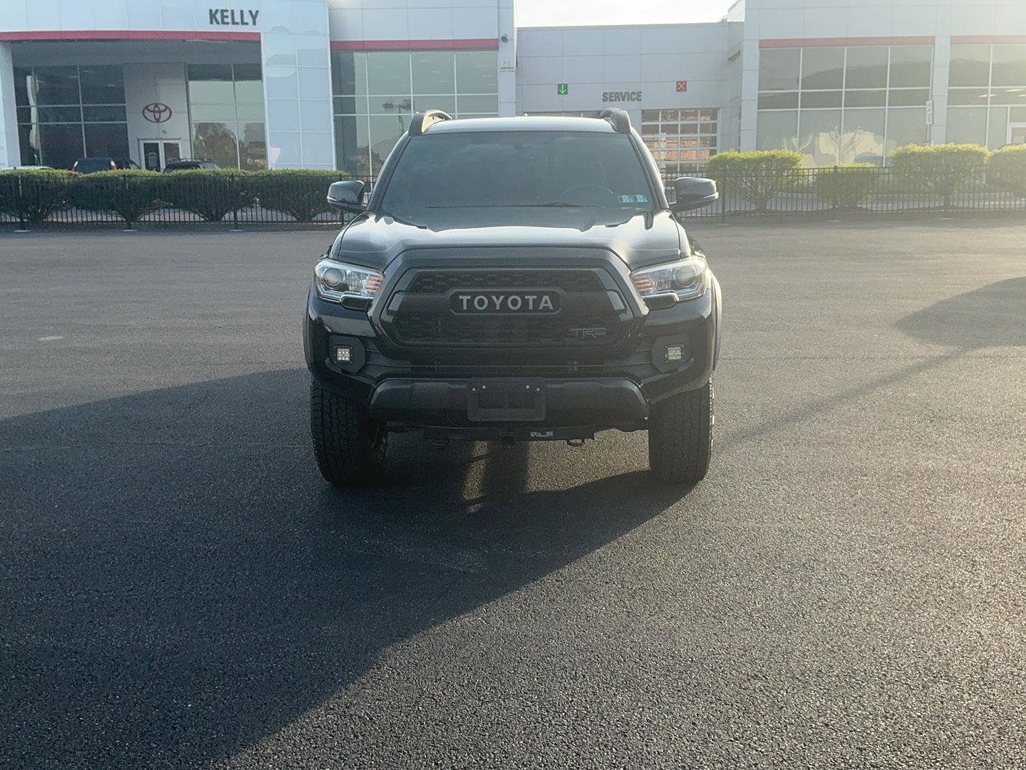 Used 2017 Toyota Tacoma TRD Off-Road w/ Tow Package (A/T) image 3