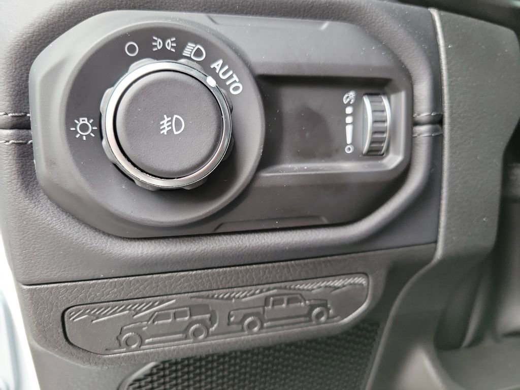 Used 2025 Jeep Wrangler Unlimited Sahara AWD/4WD image 26