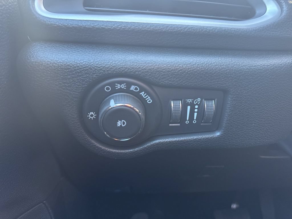 New 2026 Chrysler Pacifica Select w/ S Appearance Package FWD image 10