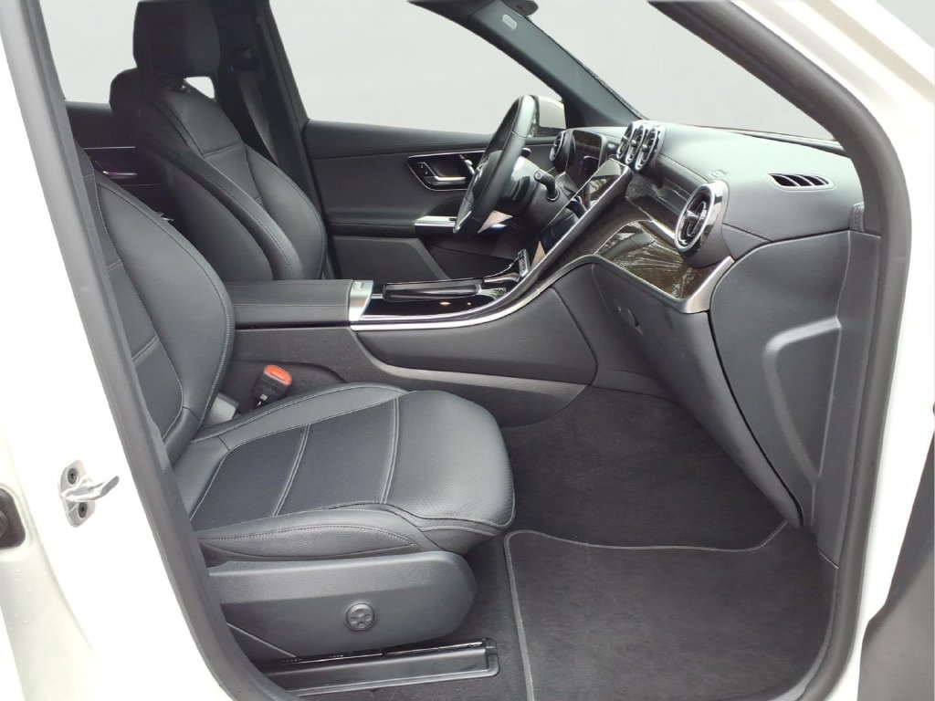 Used 2025 Mercedes-Benz GLC 300 image 35