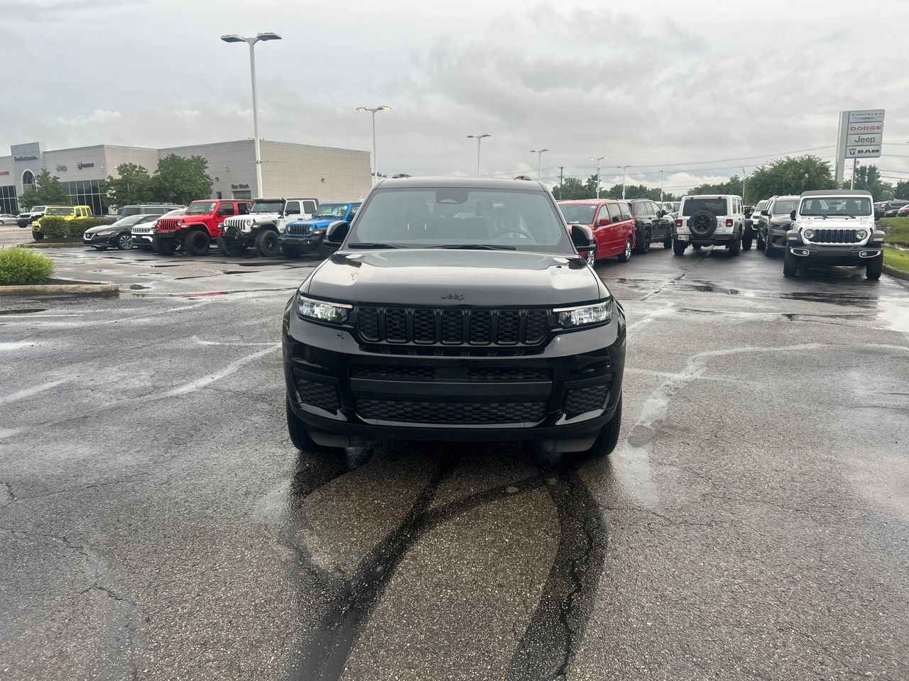 Used 2025 Jeep Grand Cherokee L Altitude AWD/4WD image 8