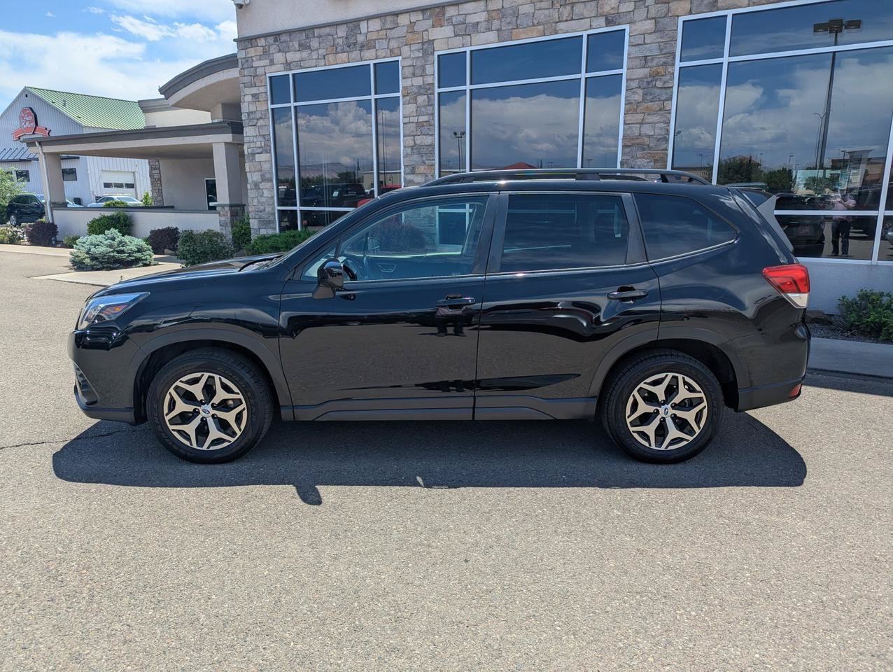 Used 2023 Subaru Forester Premium AWD/4WD image 2