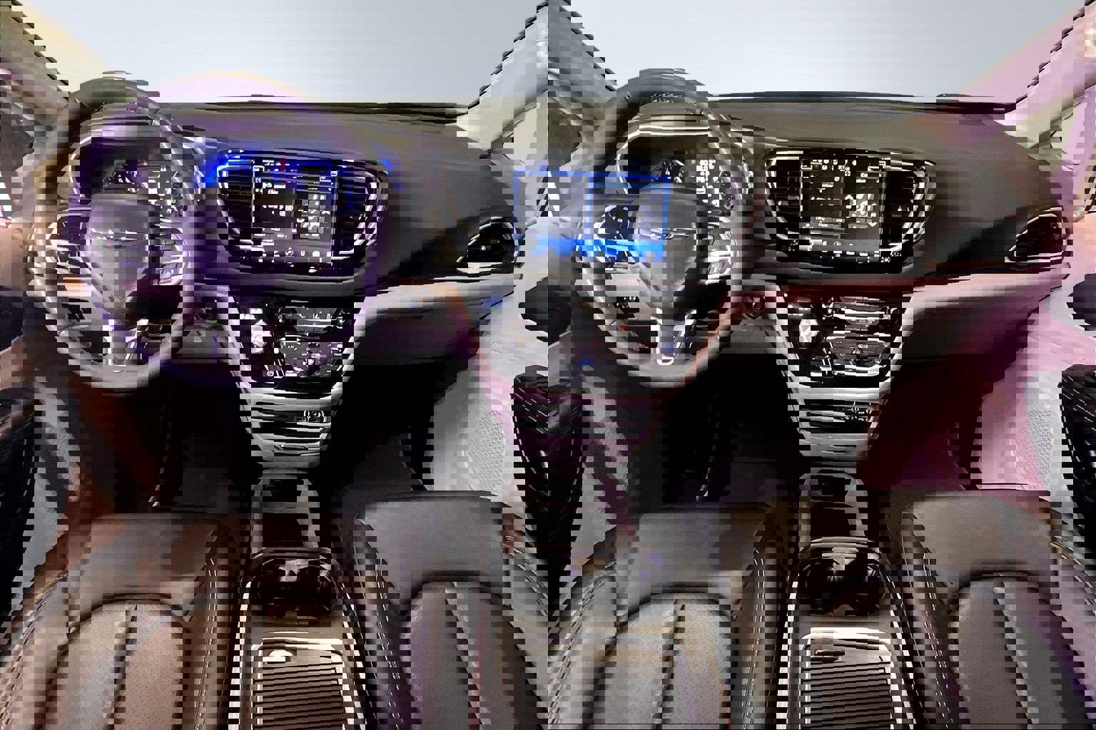 Used 2024 Chrysler Pacifica Touring-L image 7