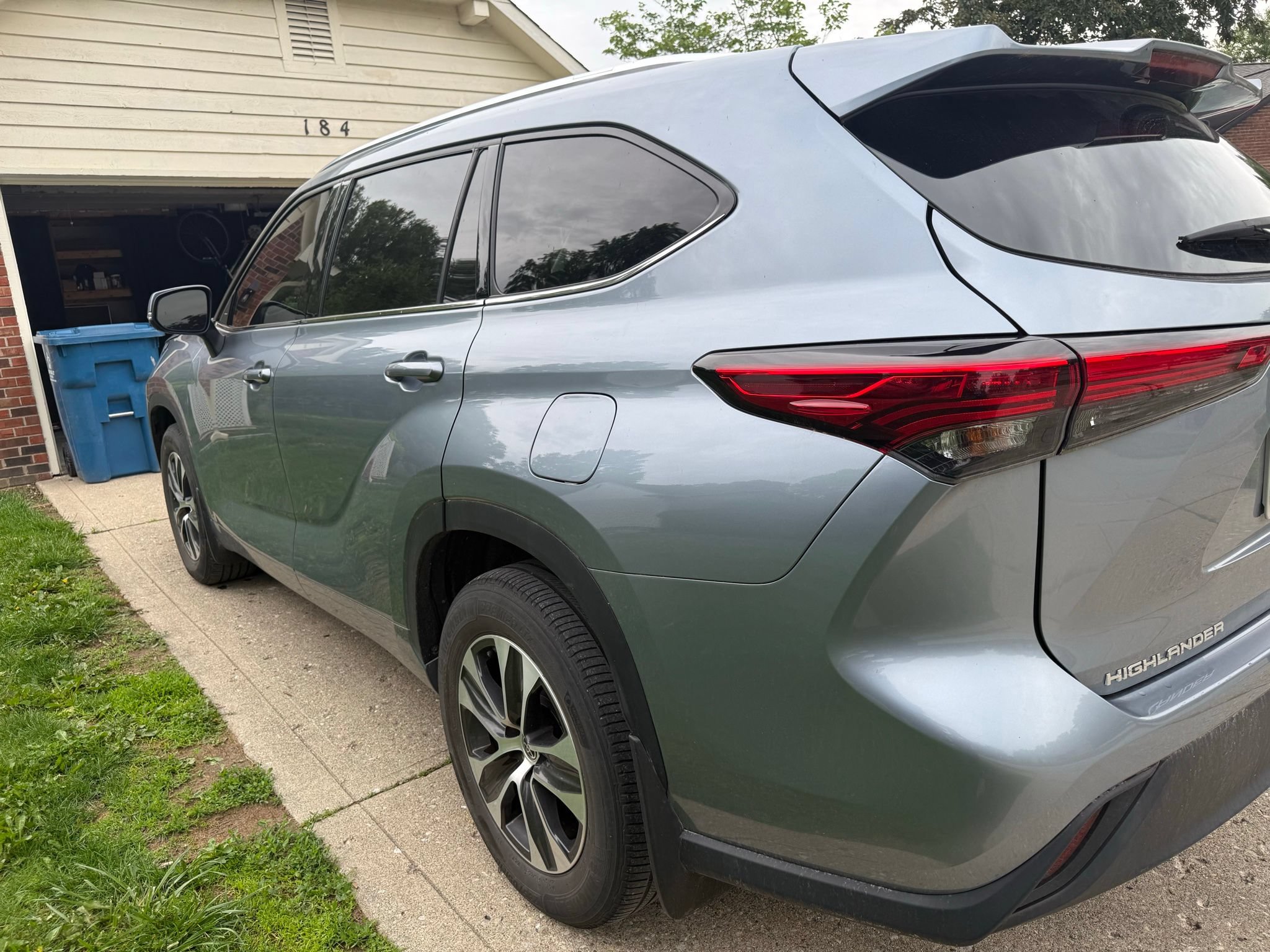 Used 2021 Toyota Highlander XLE AWD/4WD image 10