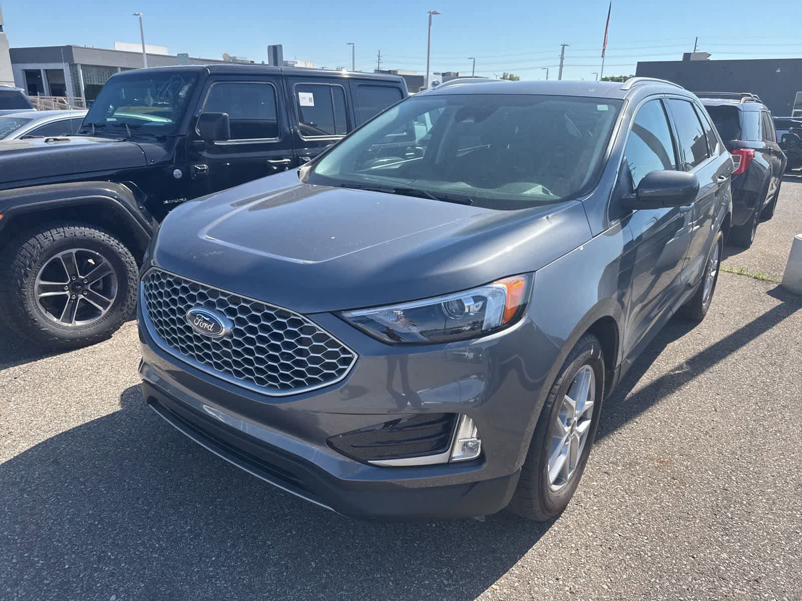 Used 2024 Ford Edge SEL w/ Convenience Package AWD/4WD image 2