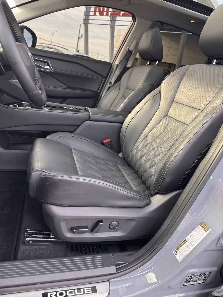 Used 2025 Nissan Rogue Platinum w/ Platinum Premium Package image 10