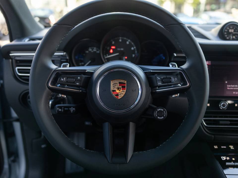 Certified 2026 Porsche Macan AWD/4WD image 6