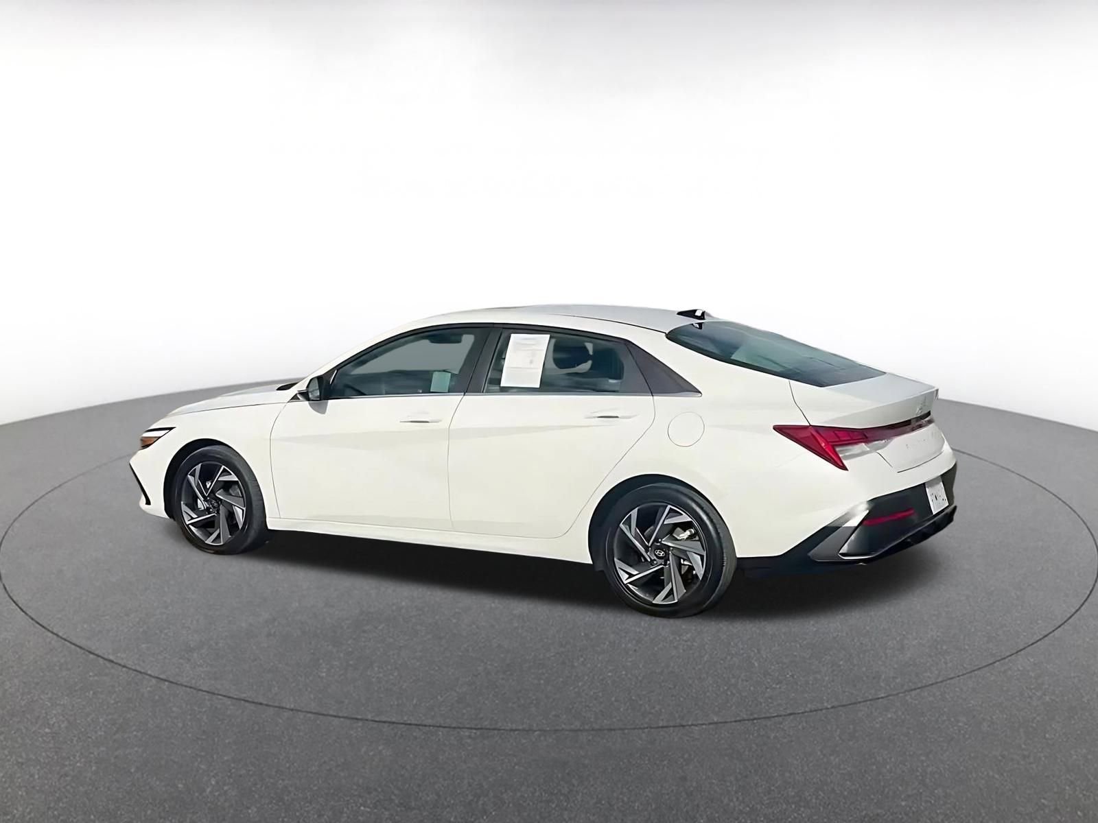 Used 2025 Hyundai Elantra Limited image 10