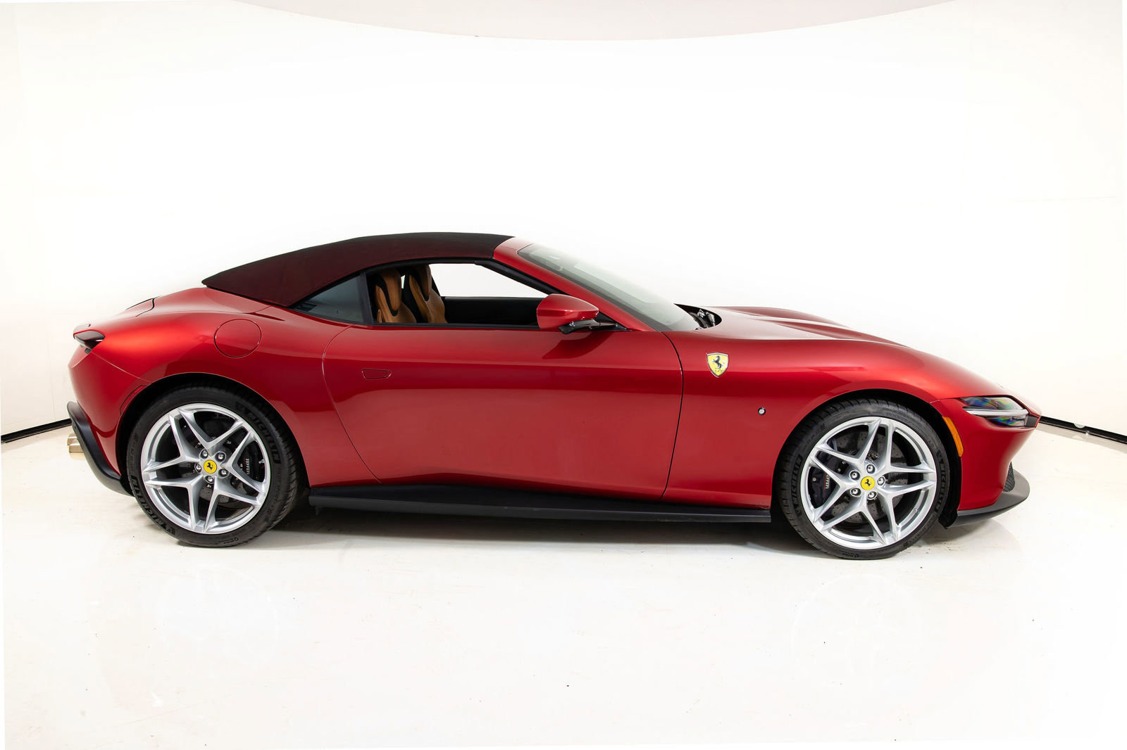 Certified 2025 Ferrari Roma Spider RWD image 25