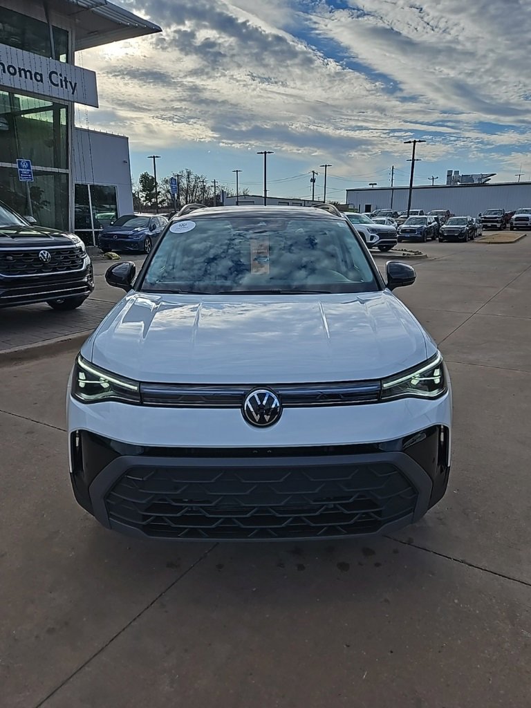 Used 2025 Volkswagen Taos SE image 2