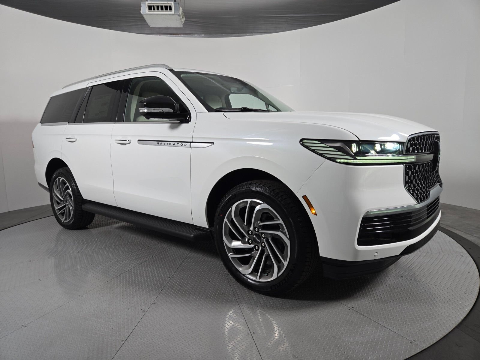 New 2027 Lincoln Navigator Premiere RWD image 2