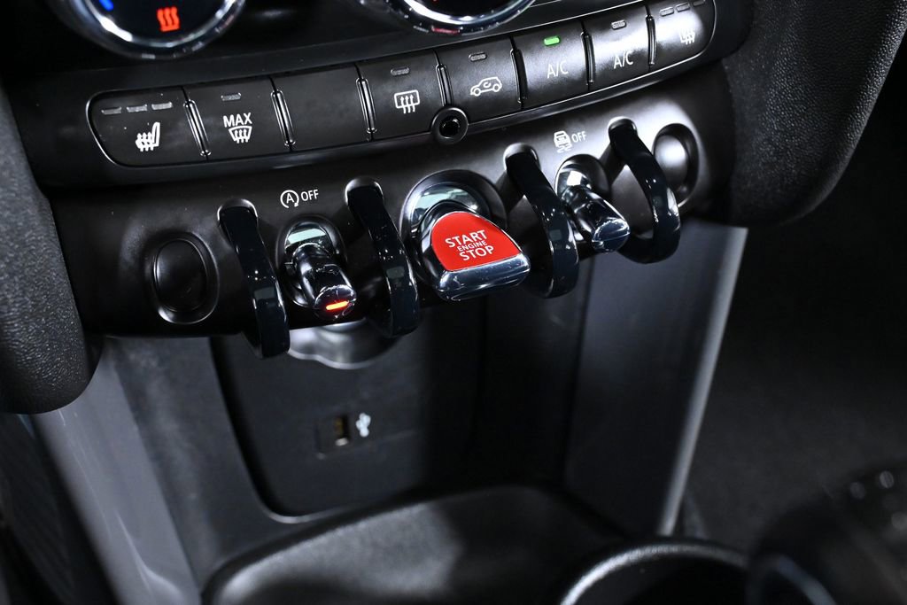 Used 2019 MINI Cooper 4-Door Hardtop w/ Signature Upholstery Package image 18