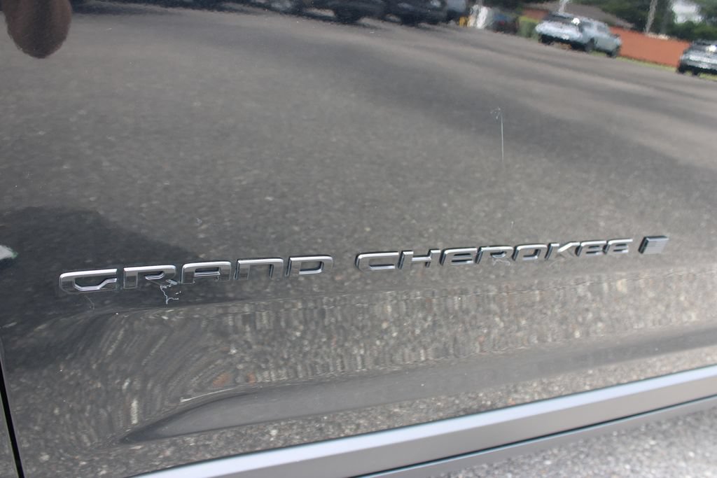 Used 2024 Jeep Grand Cherokee Altitude AWD/4WD image 19